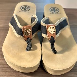 Tory Burch Thong Flip Flop Sandal Wedge Tan Navy Gold logo